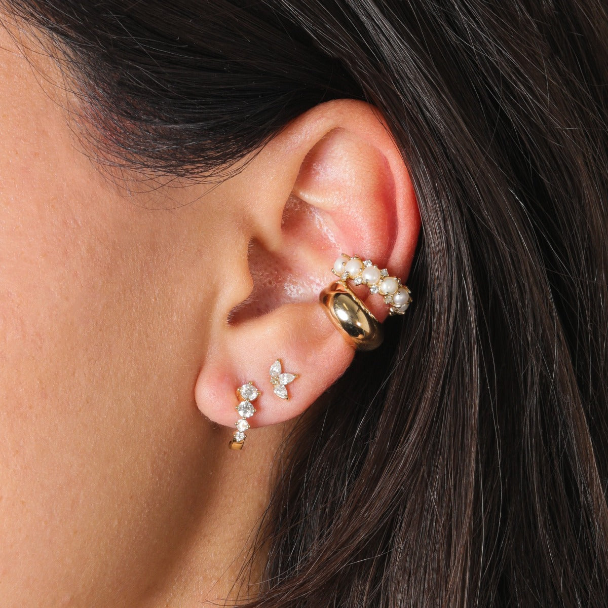 Wide ear store cuff